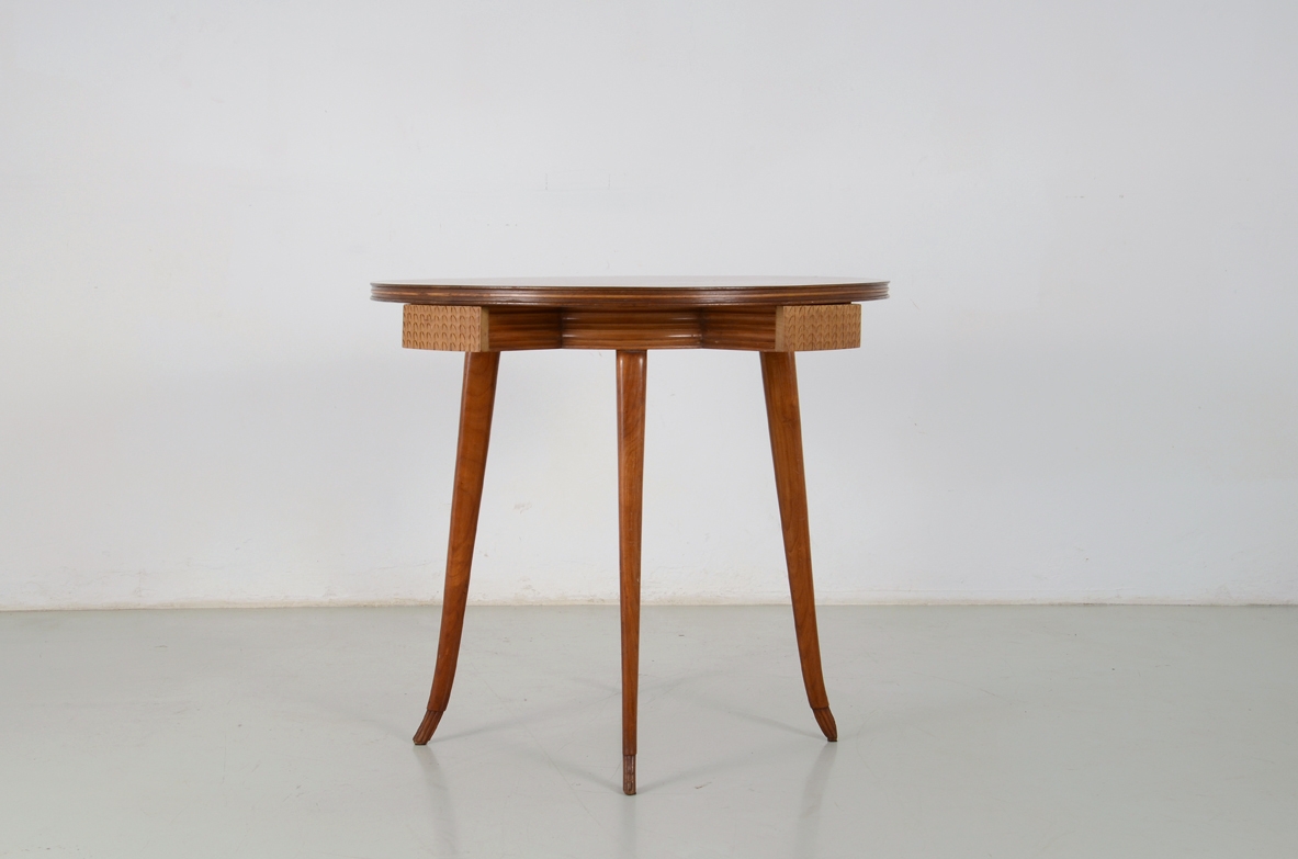 Osvaldo Borsani, elegant 1940's round table in cherry wood with very nice caevings and details.