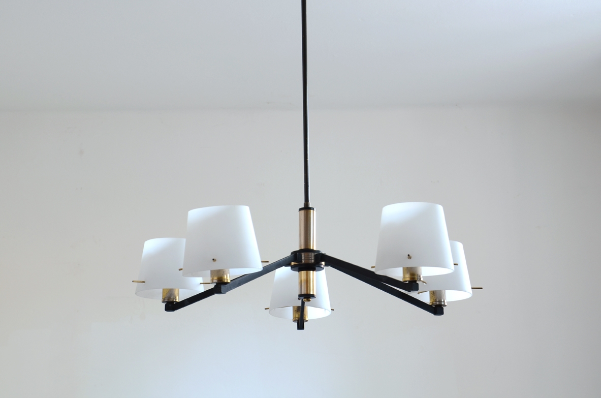 Lampada a sospensione con struttura in ottone e ottone laccato.