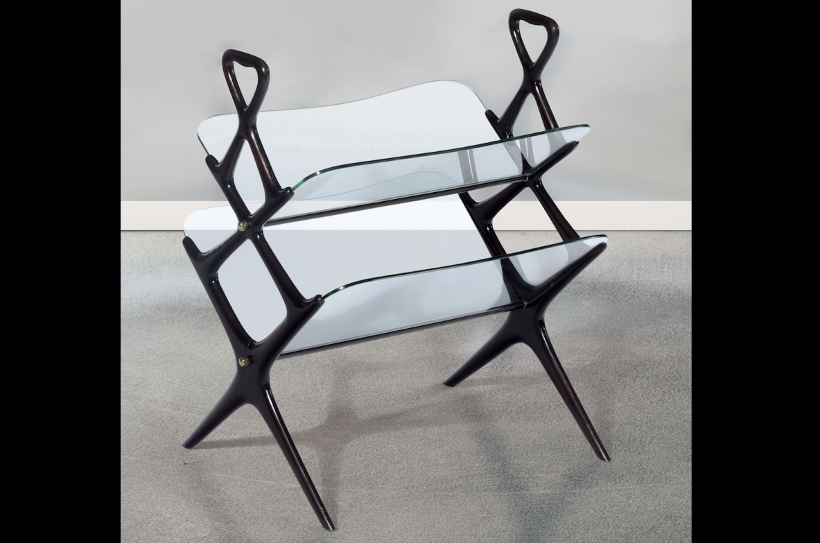 Cesare Lacca, elegante portariviste con struttura in legno e piani in vetro molato.