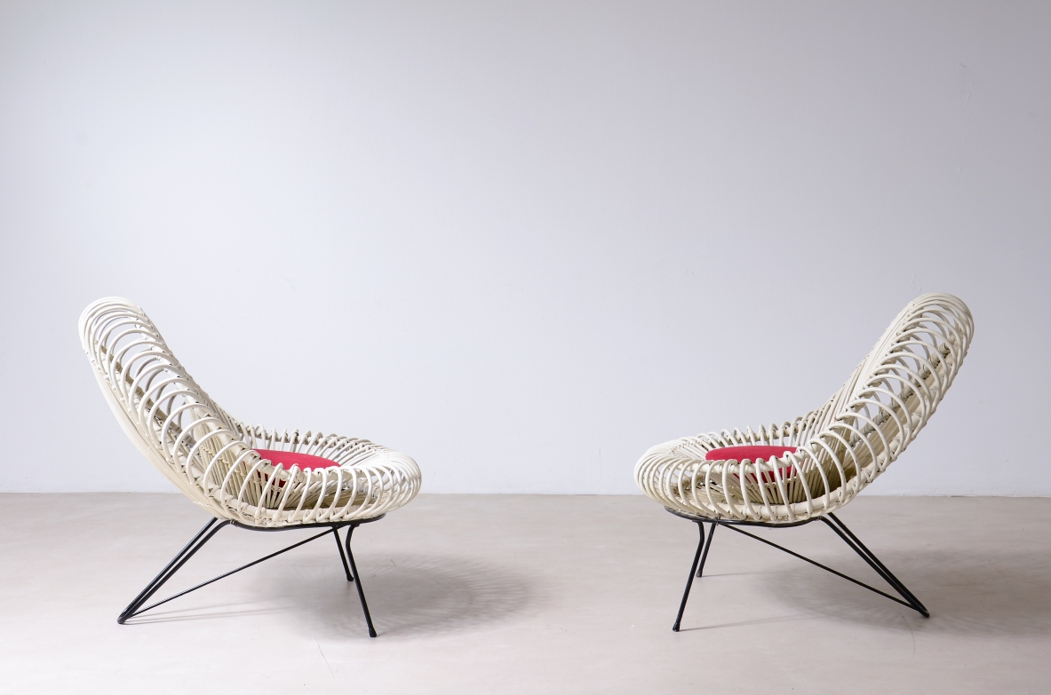 Janine Abraham e Dirk Jan Rol, coppia di poltrone in rattan laccato con struttura in metallo curvato. Prod. Edition Rougier, Olanda 1950ca.