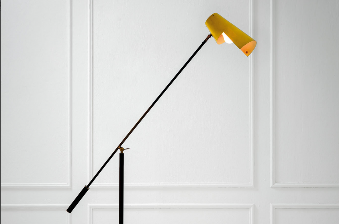 Rara lampada da terra orinetabile, in metallo laccato e ottone. Prod. Stilnovo, 1950 ca.