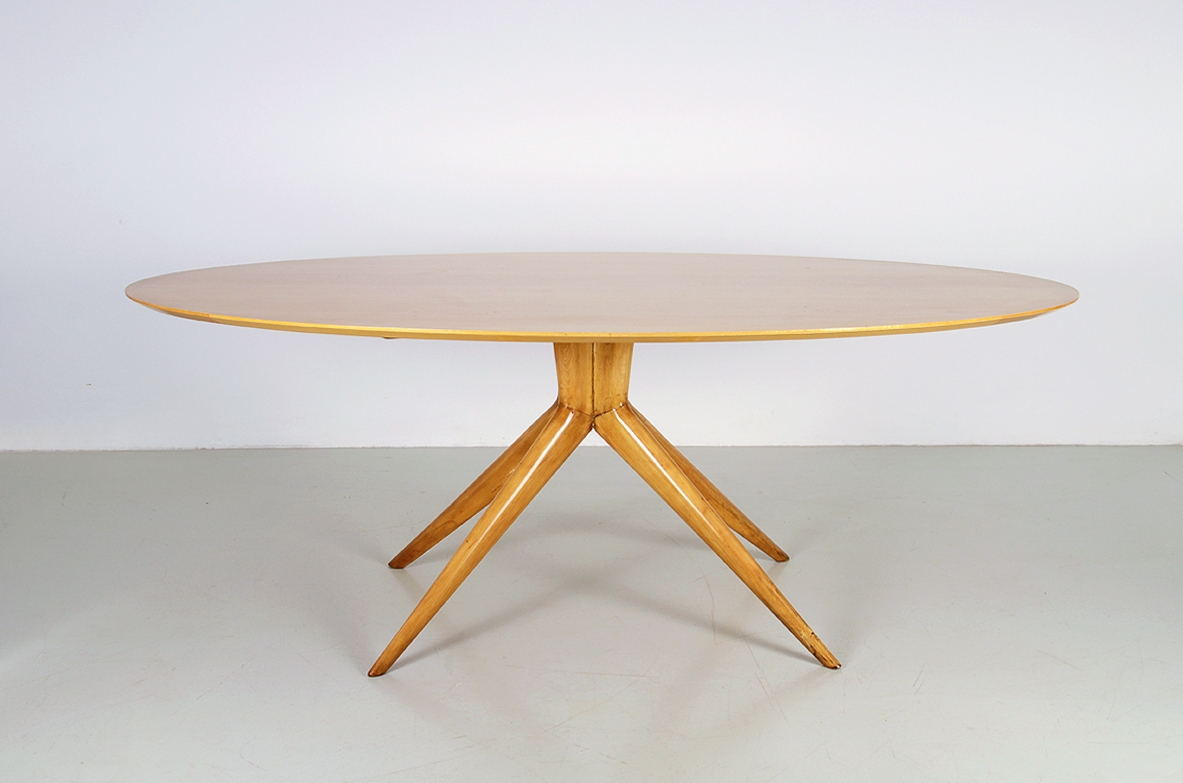Italian 1950's oval table in maple wood with nice thin legs in the style of Ico Parisi.