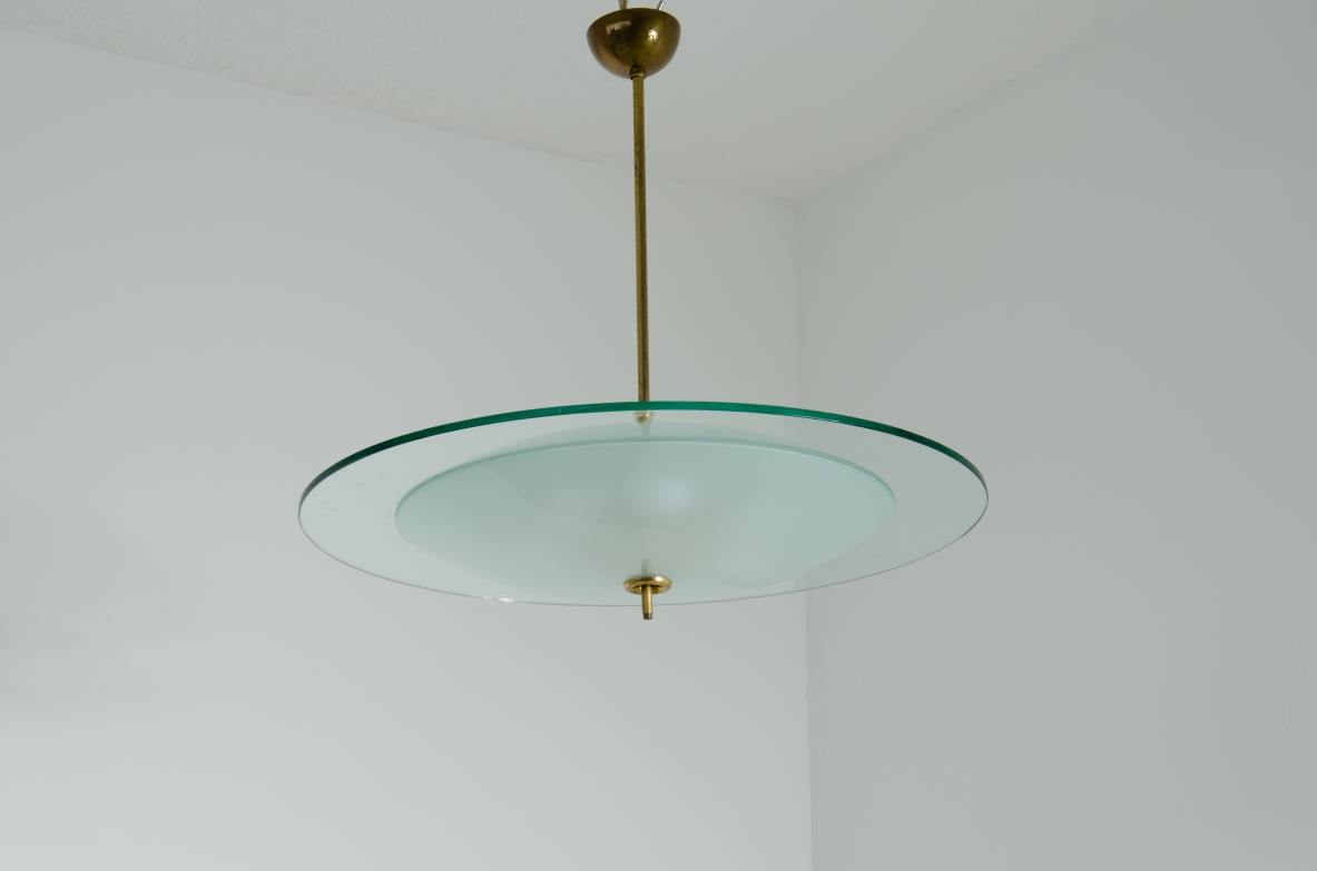 Pietro Chiesa, grande lampadario con disco centrale in vetro di grande spessoreverde verde Nilo e due campane in vetro curvato con stelo in ottone.  Fontana Arte anni 40.
