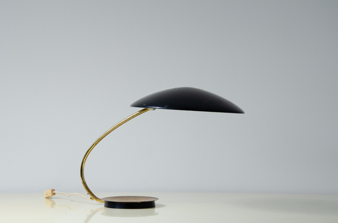 Lampada da tavolo con cappello in metallo laccato e stelo in ottone.  Italia, 1950ca.