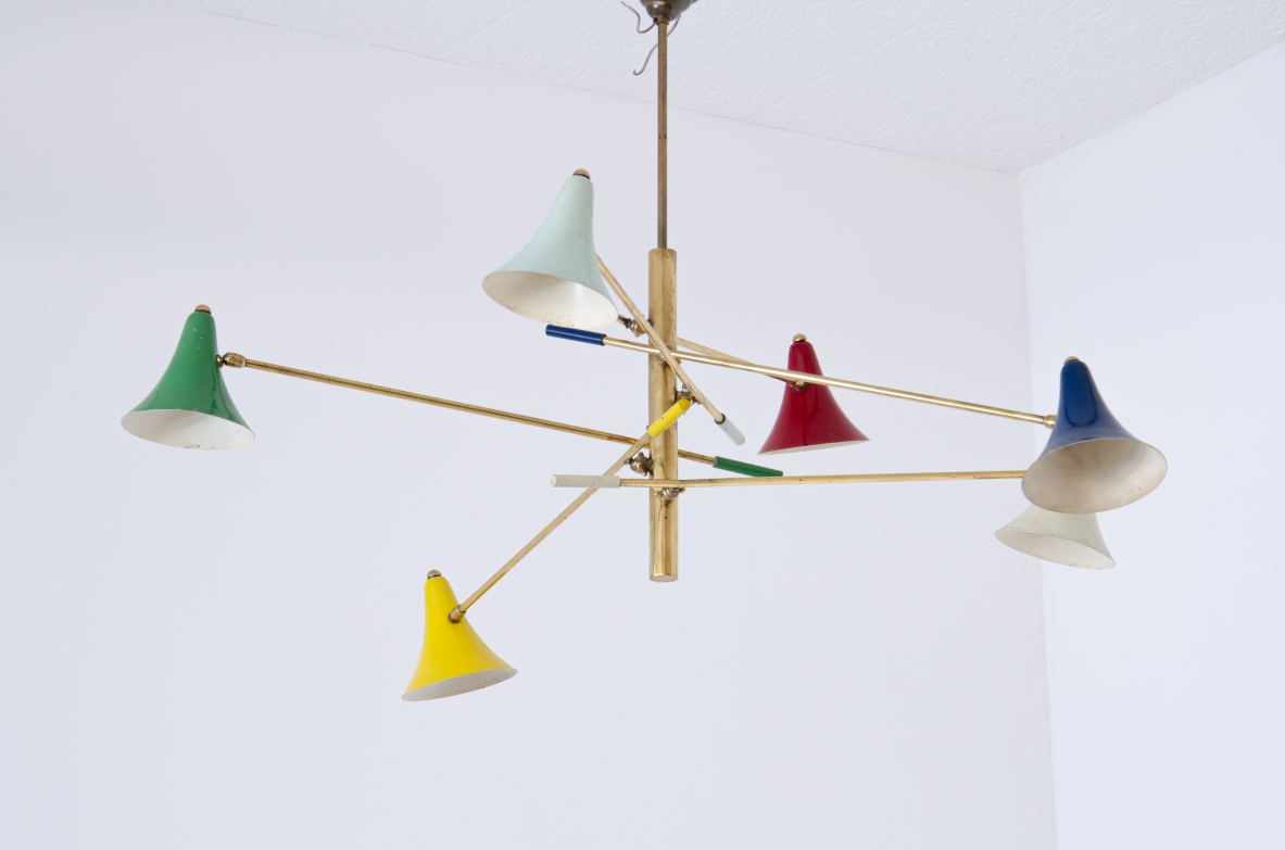 Rara lampada a sospensione con sei bracci in ottone orientabili e diffusori in metallo verniciato.  Manifattura italiana, anni '50.
