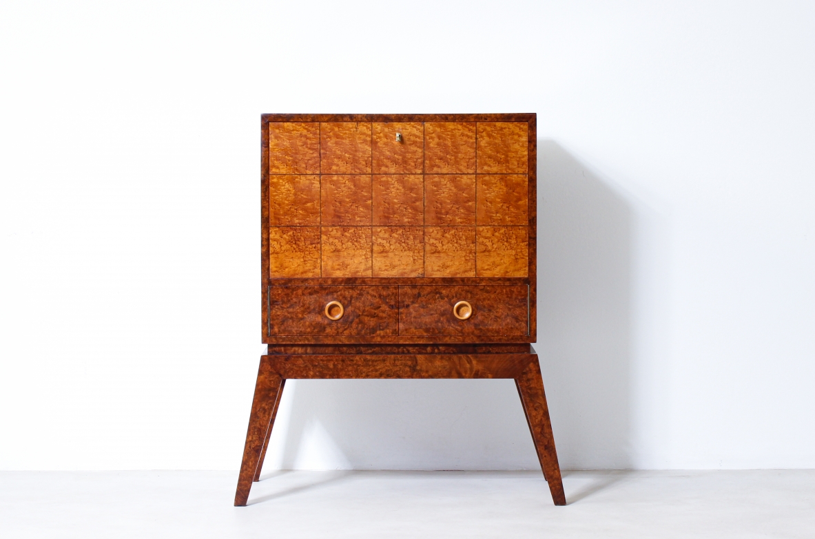 Elegant 1930's bar cabinet in briarwood. Italian manufacture, 1930's