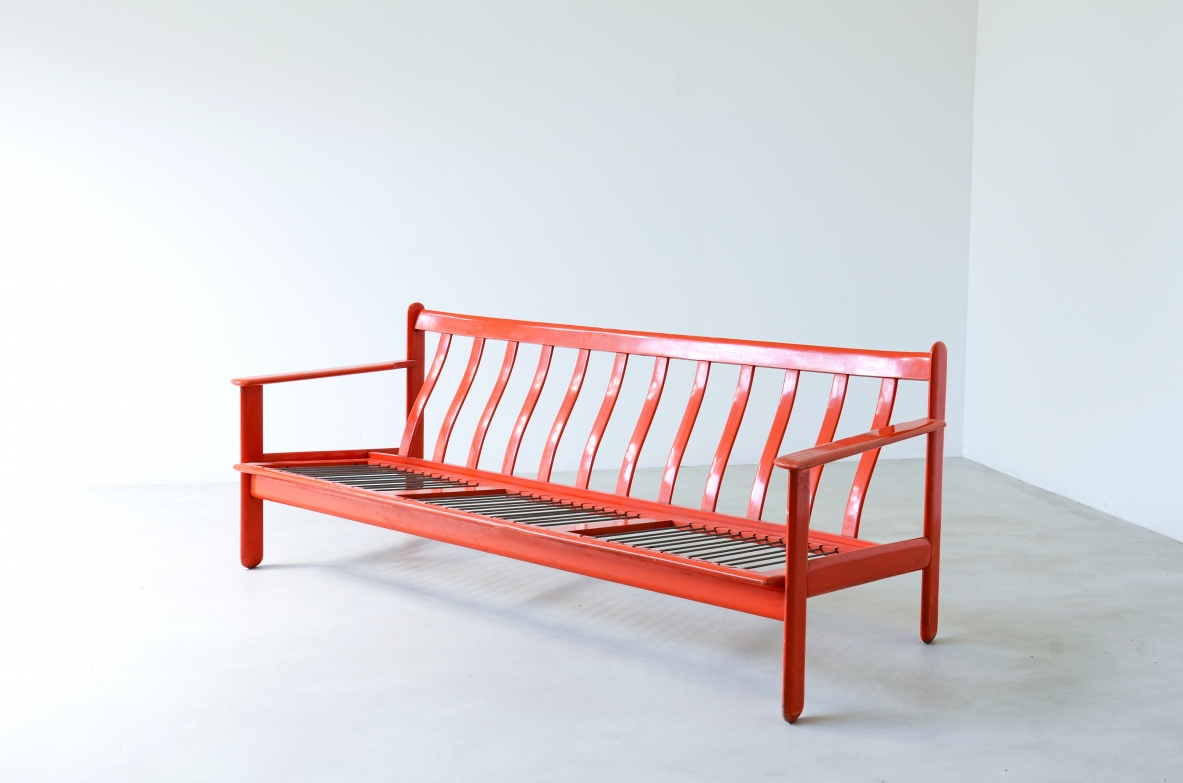 Vico Magistretti (1920-2006)  Divano a tre posti in legno laccato con schienale a onda.  Perfetto stato originale, cuscini in produzione.  Modello Carimate, 1959.