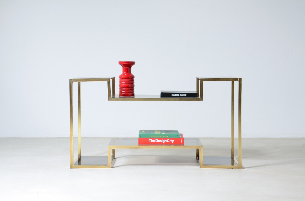 Romeo Rega (1904-1968)  Piccola console con struttura in ottone quadrata e piani in vetro brunito.  Manifattura italiana, 1970ca.