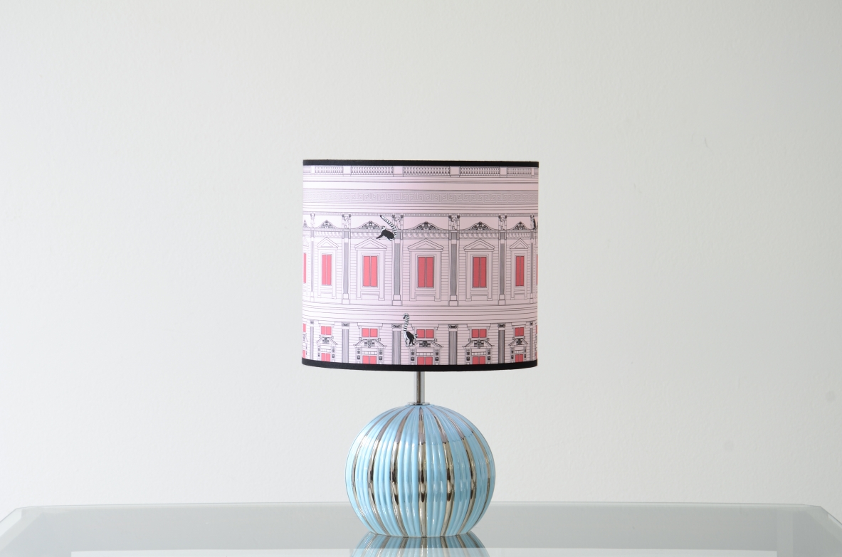 Lampada da tavolo con base in ceramica originale anni '50 e cappello in tessuto stampato nel gusto di Piero Fornasetti.