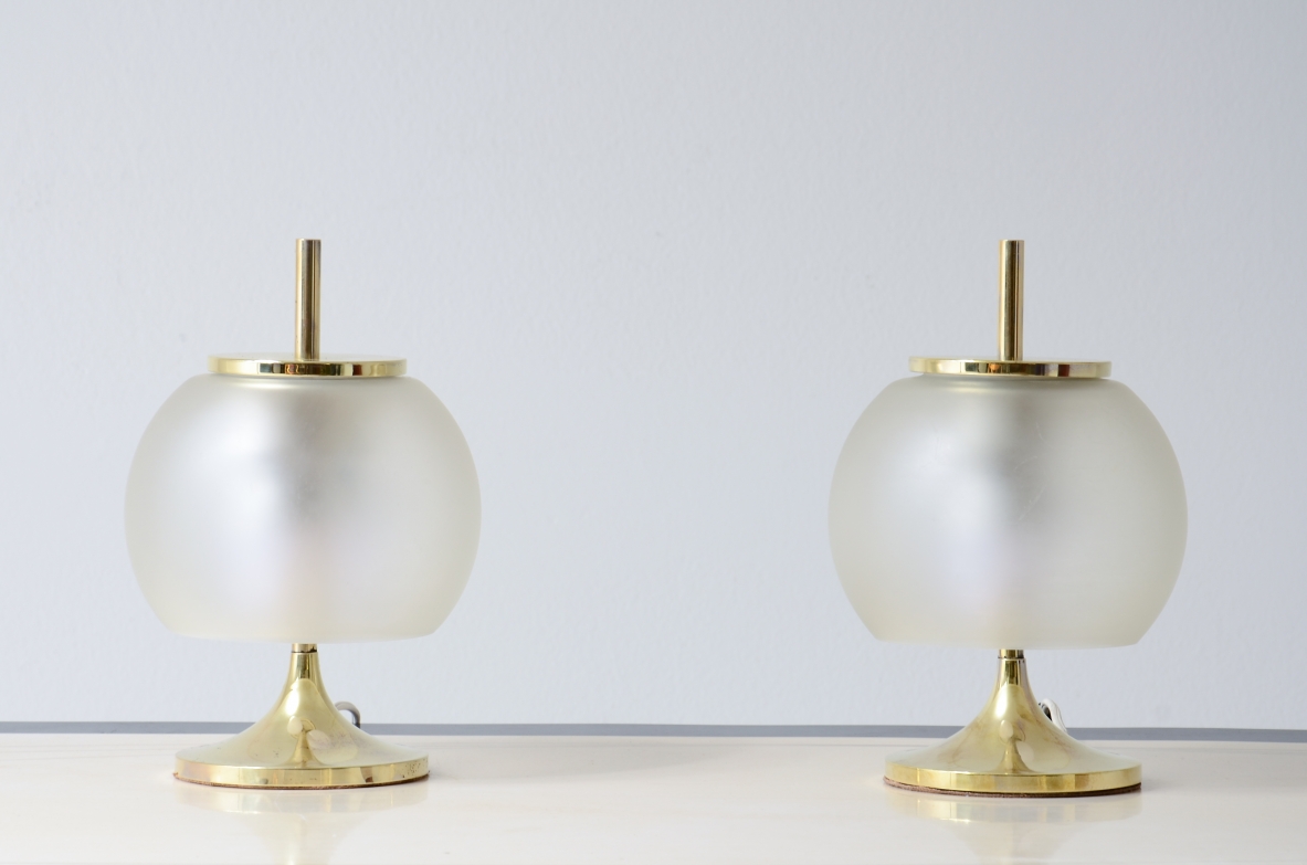 Emma Schwenberger  Coppia di piccole lampade da tavolo in ottone e vetro.  Produzione Artemide, 1962