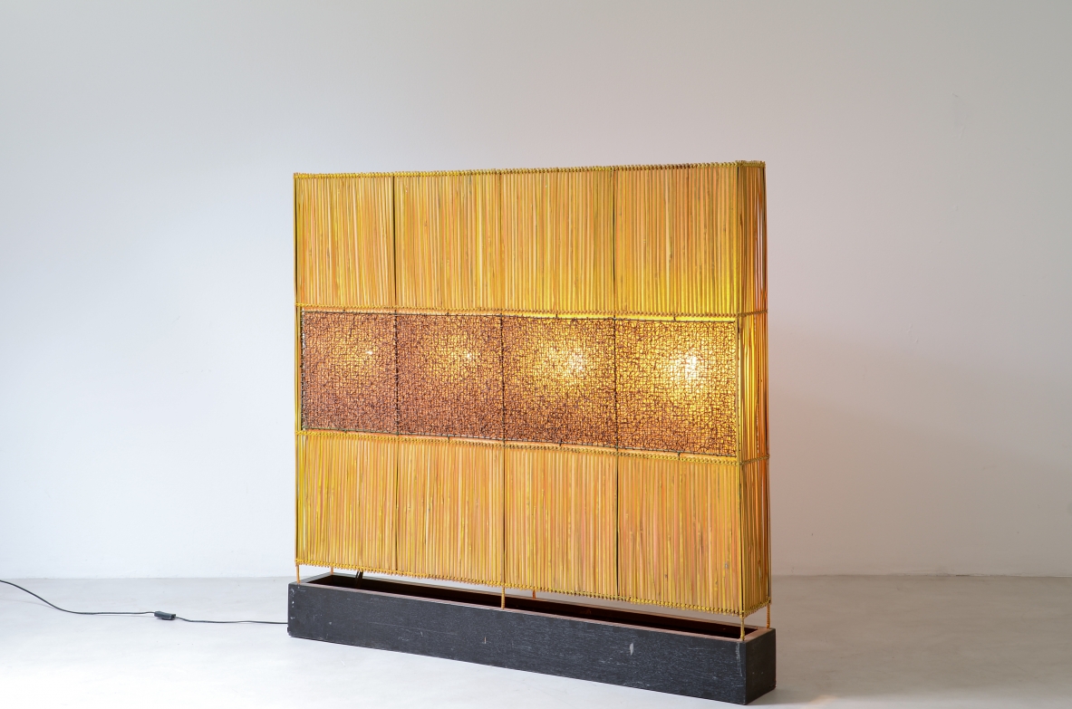 Lampada a pannelli di legno di bambu intrecciato e struttura in ferro.  Manifattura anni '60 Dalvera, Brescia