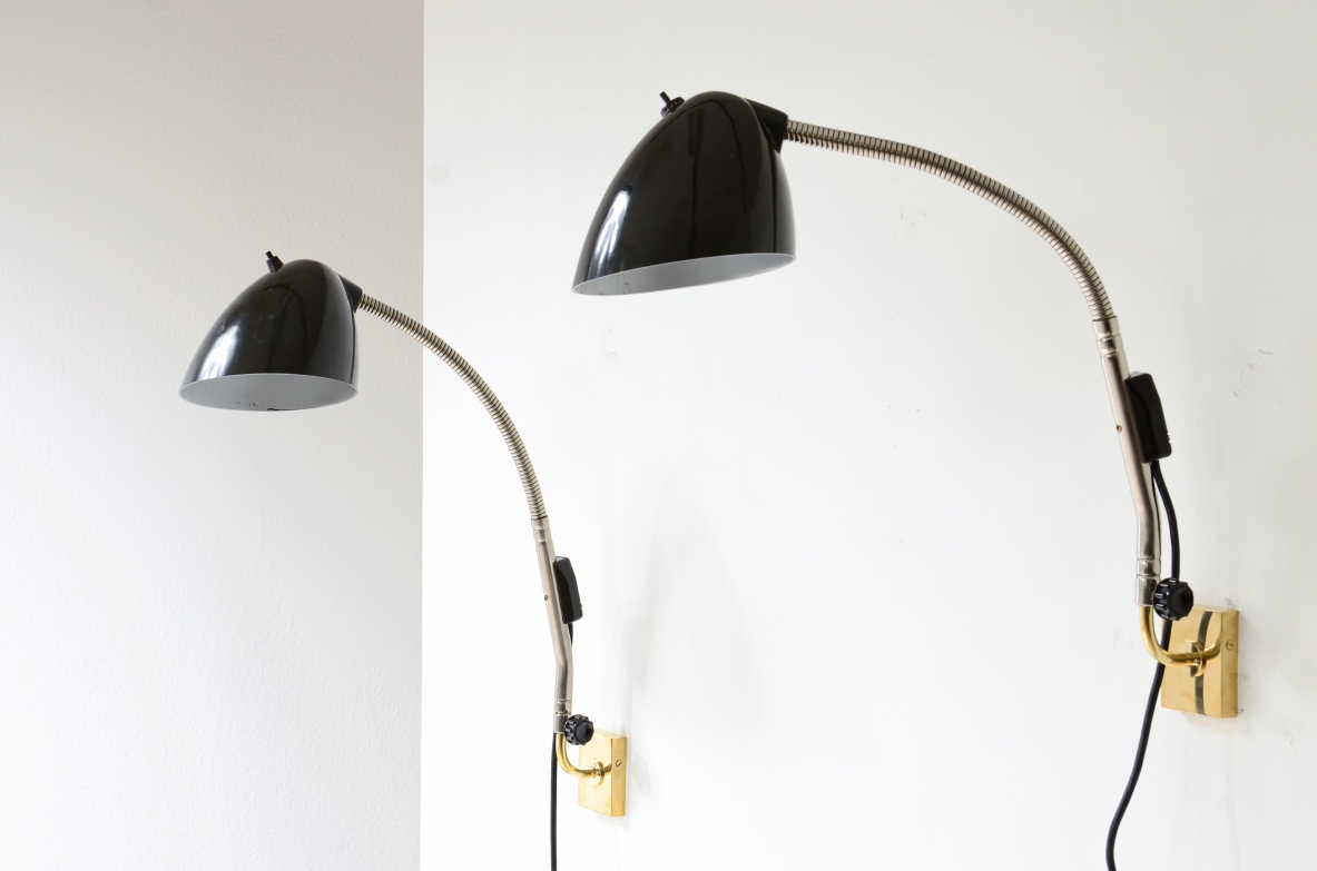 Coppia di lampade in bachelite con braccio snodabile in metallo e placca a parete in ottone.  Germania 1930ca. 