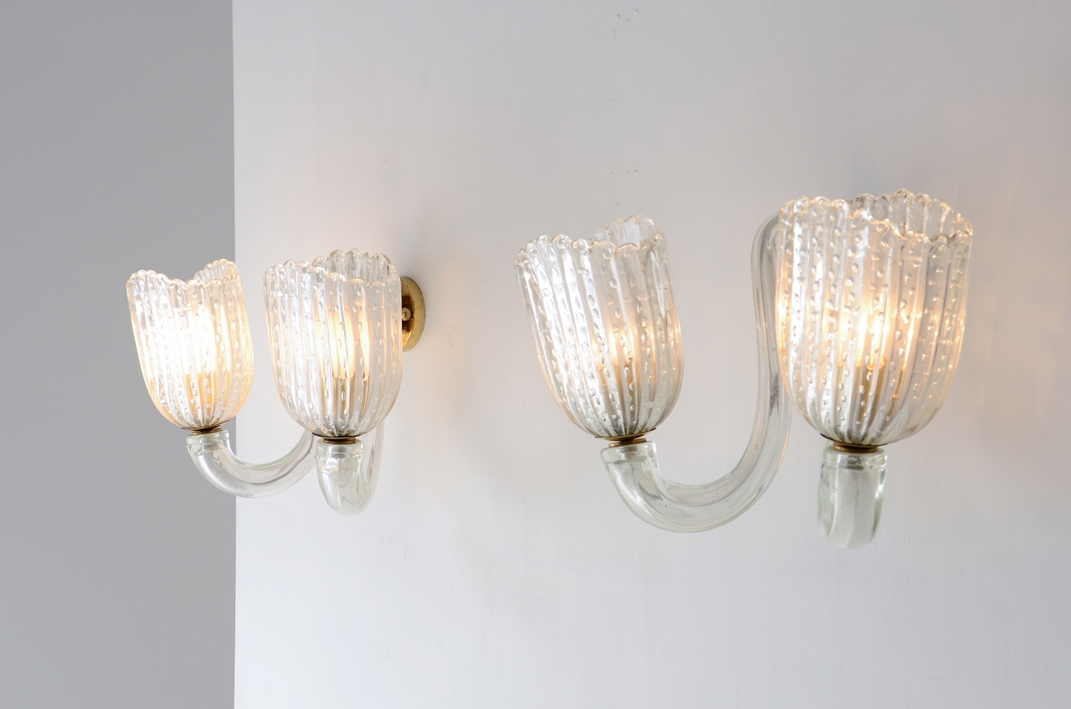 Barovier & Toso  Coppia di importanti applique a due bracci in vetro soffiato con attacco centrale in ottone.  Manifattura Murano, Venezia anni 40ca.
