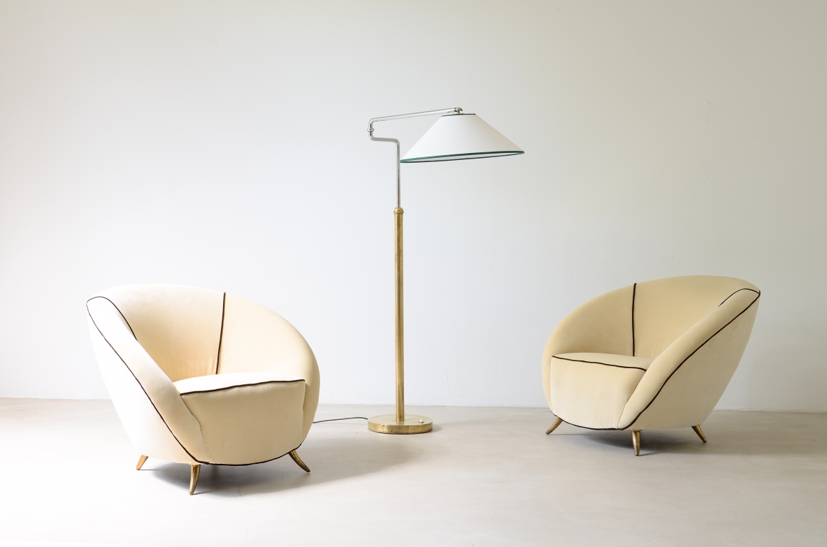 Guglielmo Veronesi  Coppia di poltroncine a pozzetto rivestite in velluto e cotone.  Manifattura Isa, Italia, ca. 1950.