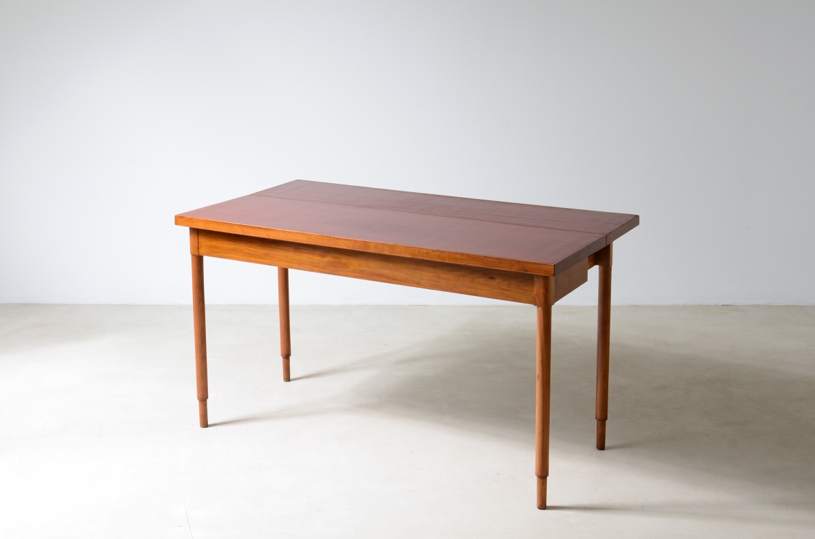 Tavolo console in noce con piano laccato rosso.  Manifattura italiana 1960ca.