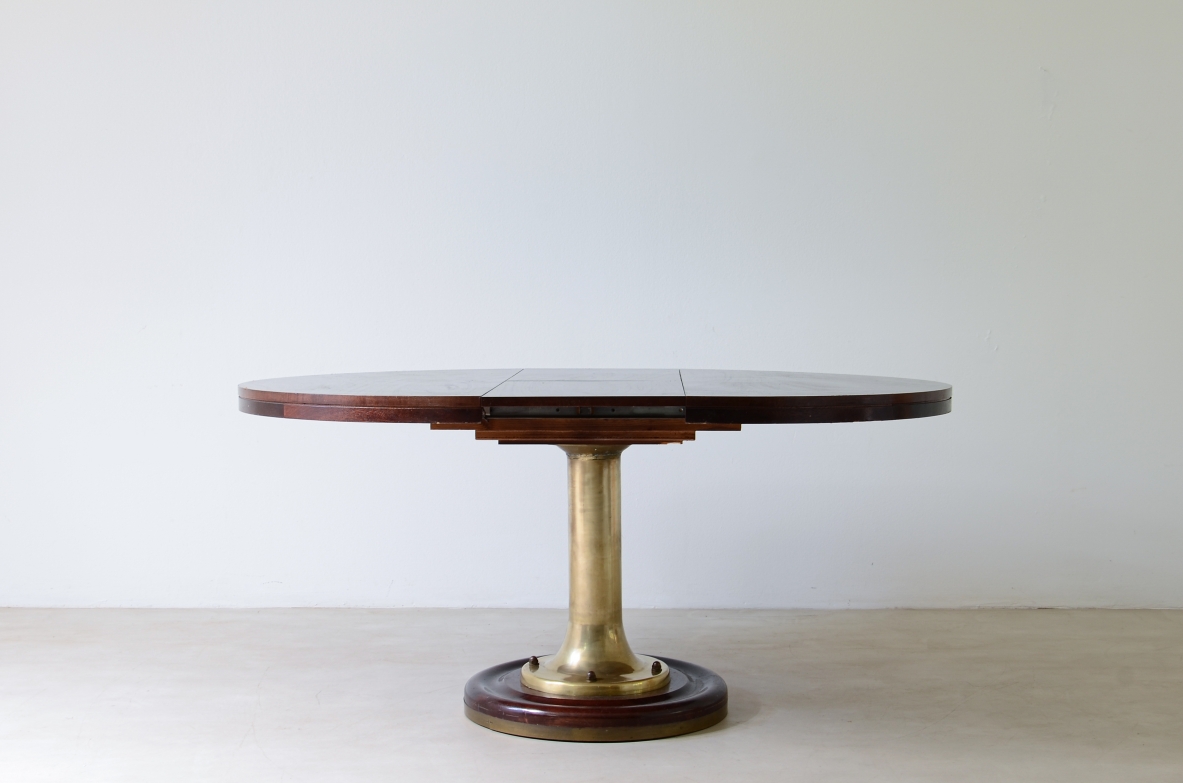 Tavolo da nave allungabile con colonna in fusione di bronzo, base e piano in mogano. 1960
