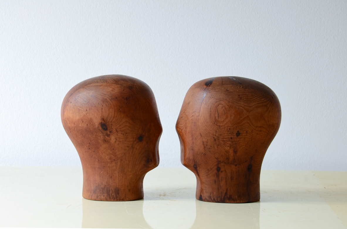 Due teste in legno di cirmolo tornito e intagliato.  Manifattura francese anni 30ca.
