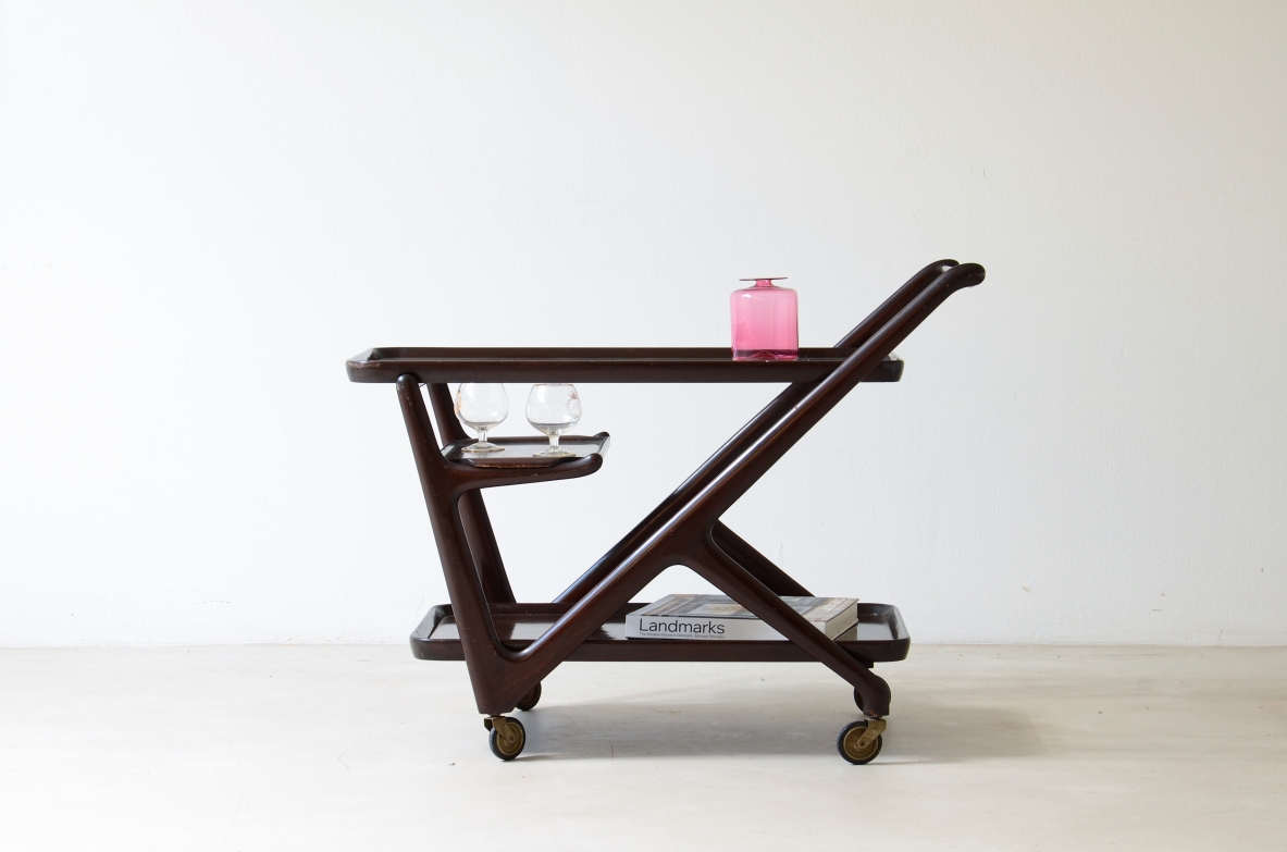 Cesare Lacca Elegant trolley with removable shaped wooden tray manufactured in the 40's