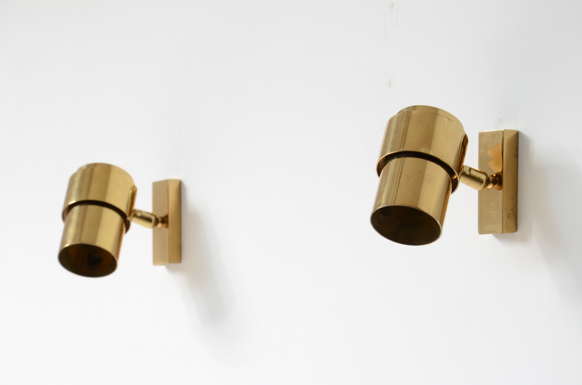 Coppia di piccoli faretti a parete in ottone orientabili in tutte le direzioni.  Manifattura italiana 1960-70ca.