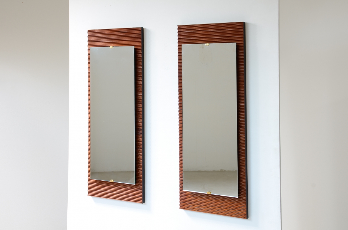 Elegante coppia di specchiere in legno cannettato con specchio molato applicato su distanziatori in legno ebanizzato italia 1950