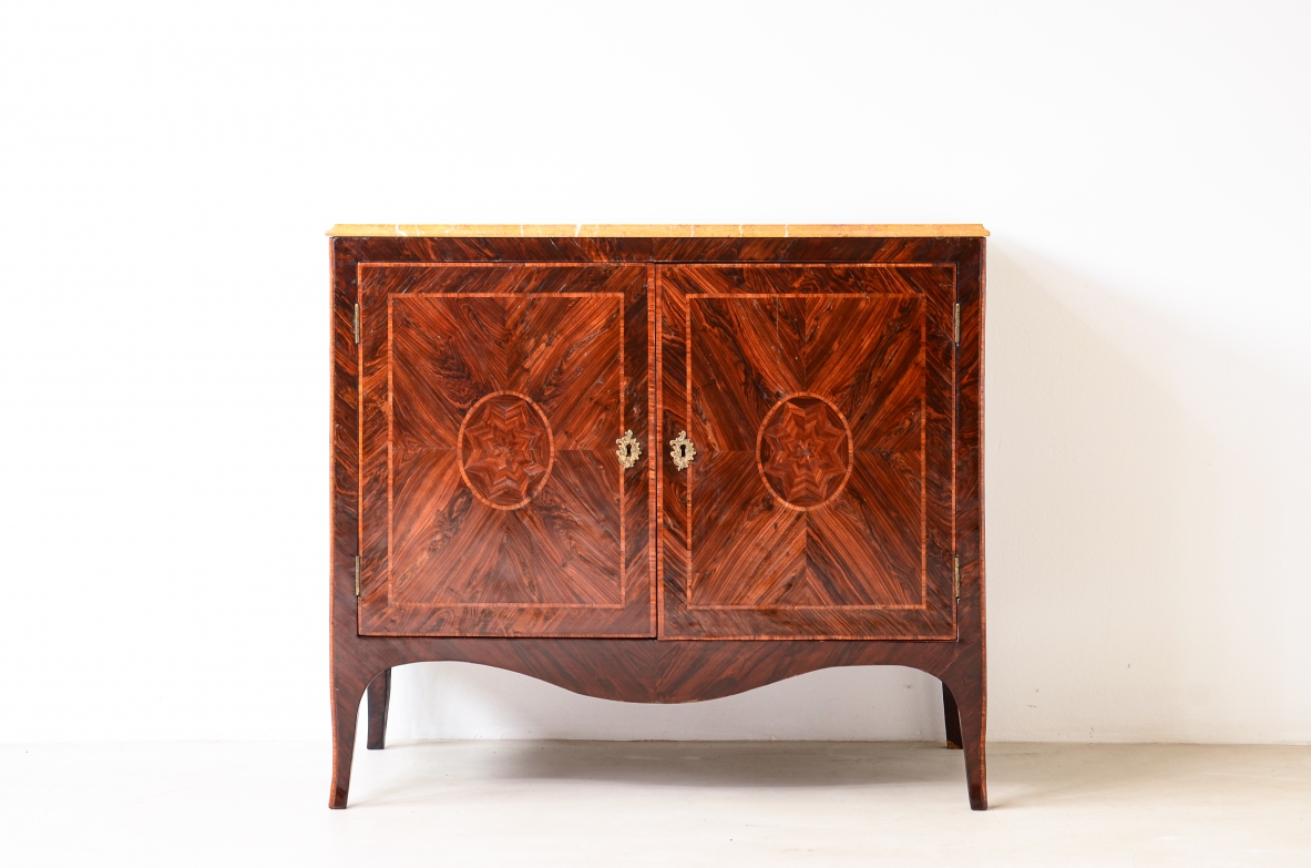 Splendido mobile neoclassico a due ante in legno lastronato e intarsiato con motivi geometrici.Ebanisteria napoletana, 1770ca.