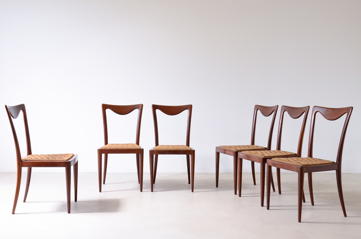 Carlo Enrico Rava Gruppo di sei eleganti sedie in legno sagomato e seduta in corda.