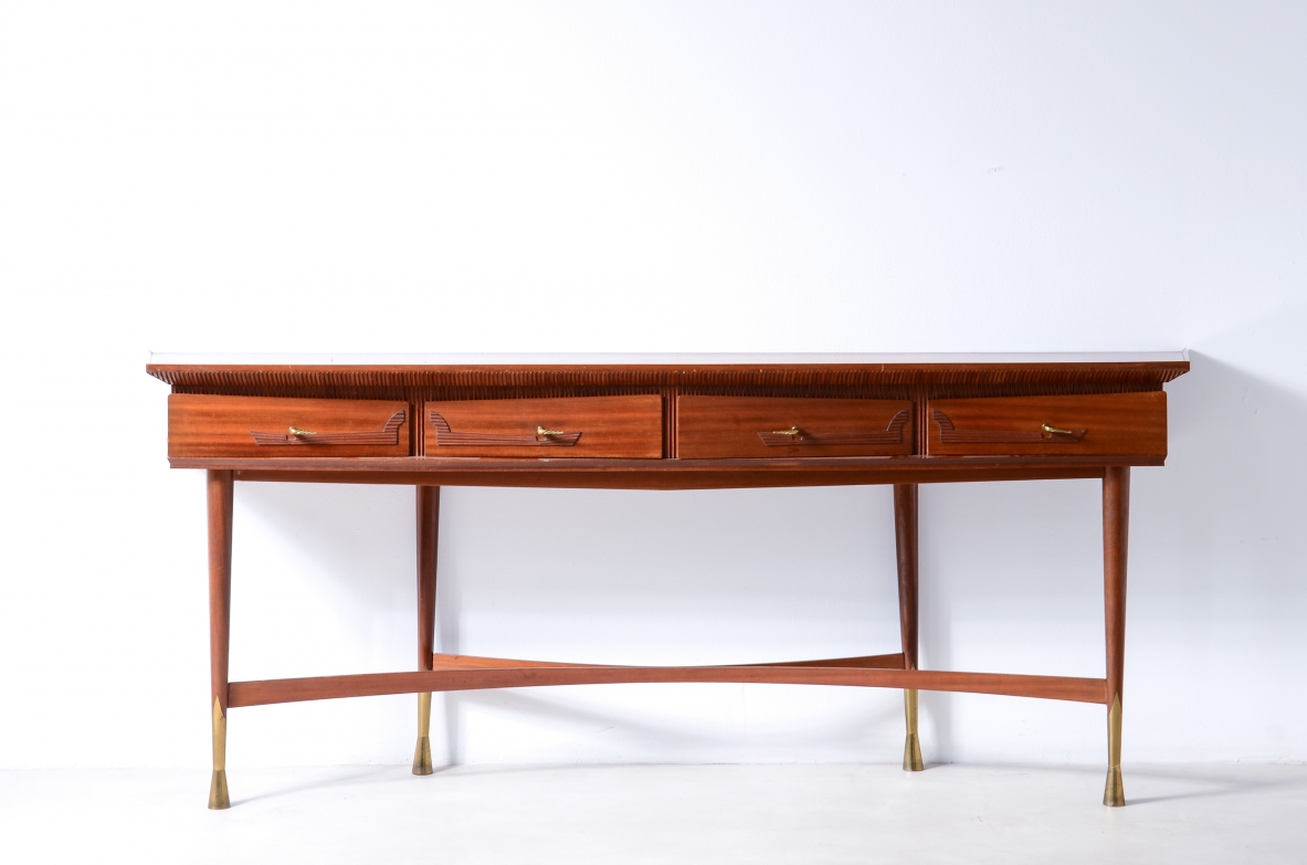 Grande console mossa sui lati con 4 cassetti sagomati, gambe tornite. Manifattura italiana 1950ca.