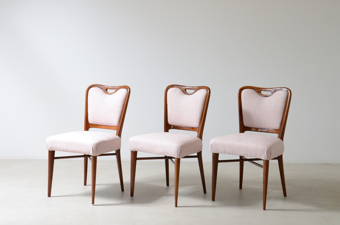 Osvaldo Borsani. Set di 10 eleganti sedie in noce. Manifattura ABV Borsani